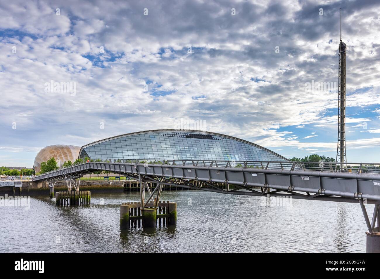Die Millenium Bridge über den Fluss Clyde mit dem Glasgow Science Center im Hintergrund. Stockfoto