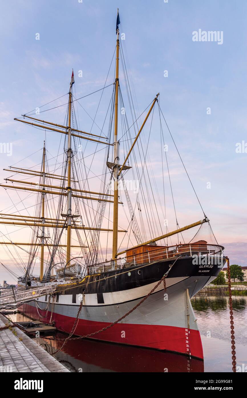 Glenlee Tall Ship, erbaut 1896, ein dreimastiger Barke, liegt heute auf dem River Clyde im Riverside Museum in Glasgow. Aufgenommen bei Sonnenaufgang. Stockfoto