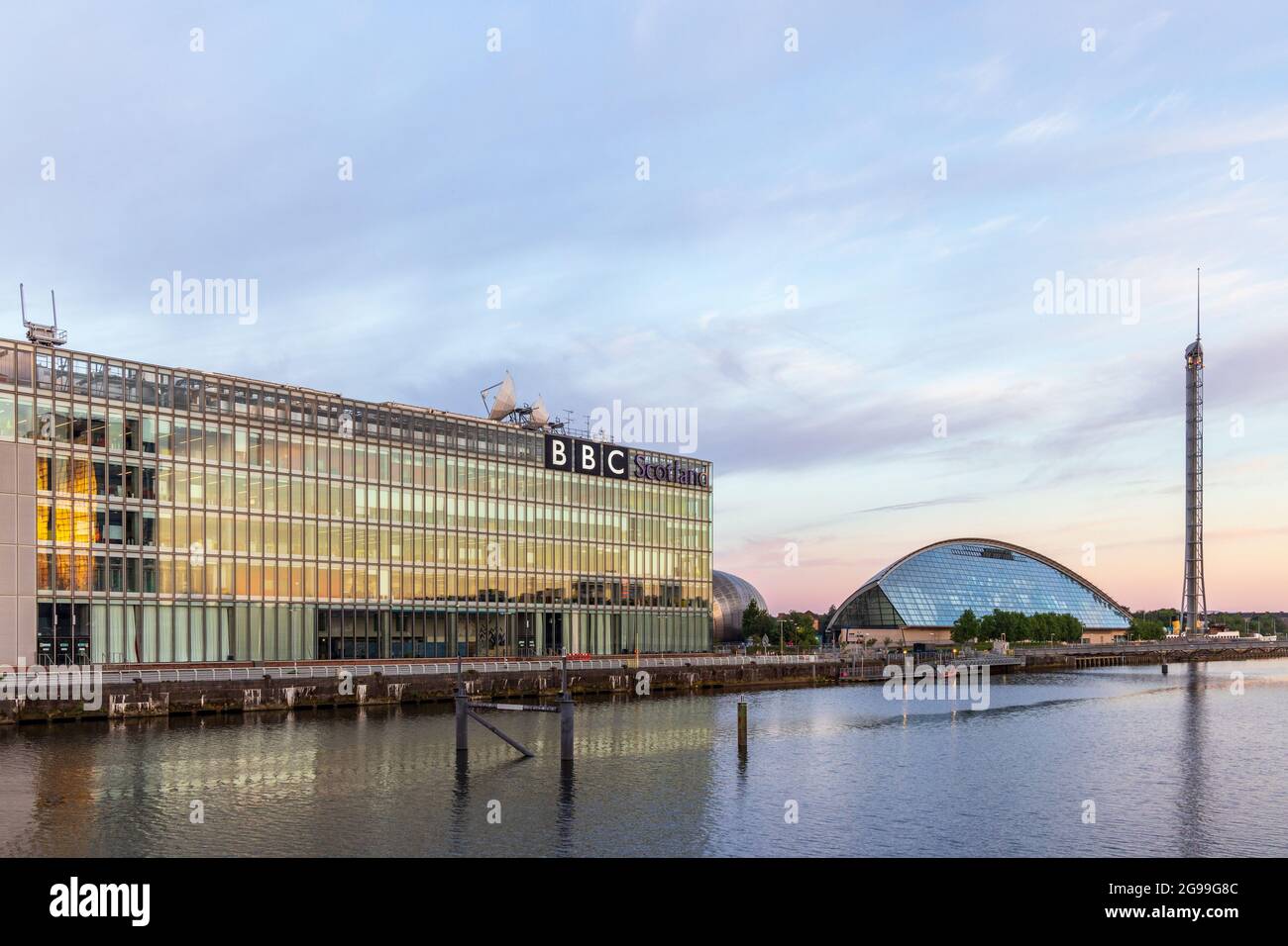 Die Morgensonne erleuchtet die Fernseh- und Radiozentrale von BBC Scotland und das Glasgow Science Center neben dem River Clyde am Pacific Quay. Stockfoto