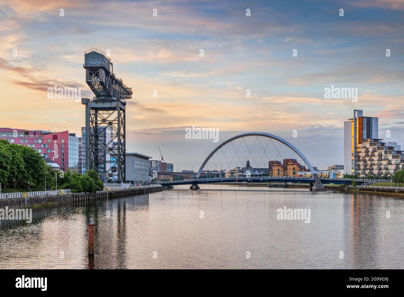 Glasgow's Finnieston Crane & Clyde Arc Brücke über den Fluss Clyde in Glasgow, direkt nach Sonnenaufgang. Stockfoto