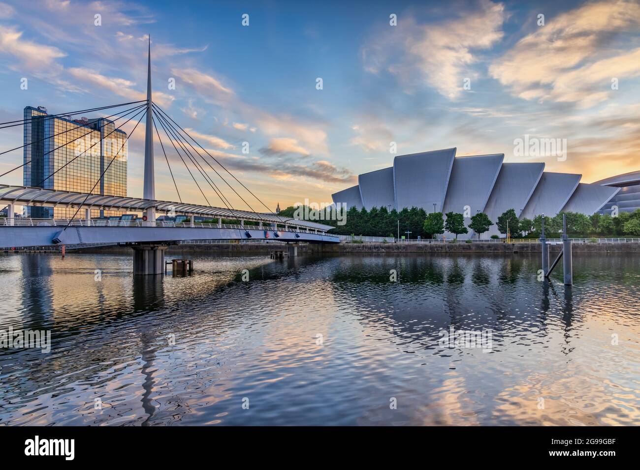 Bell's Bridge und die SEC Armadillo am Fluss Clyde in Glasgow, aufgenommen bei Sonnenaufgang. Stockfoto