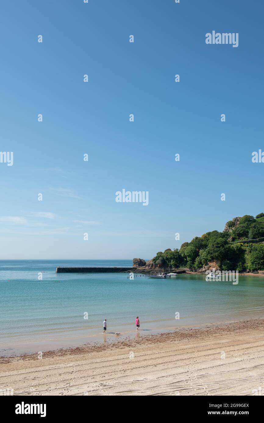 St Brelades Beach und Pier, Sommer, Porträt, Leerraum, Abdeckung, Blue Sky, Jersey, Channel Islands Stockfoto