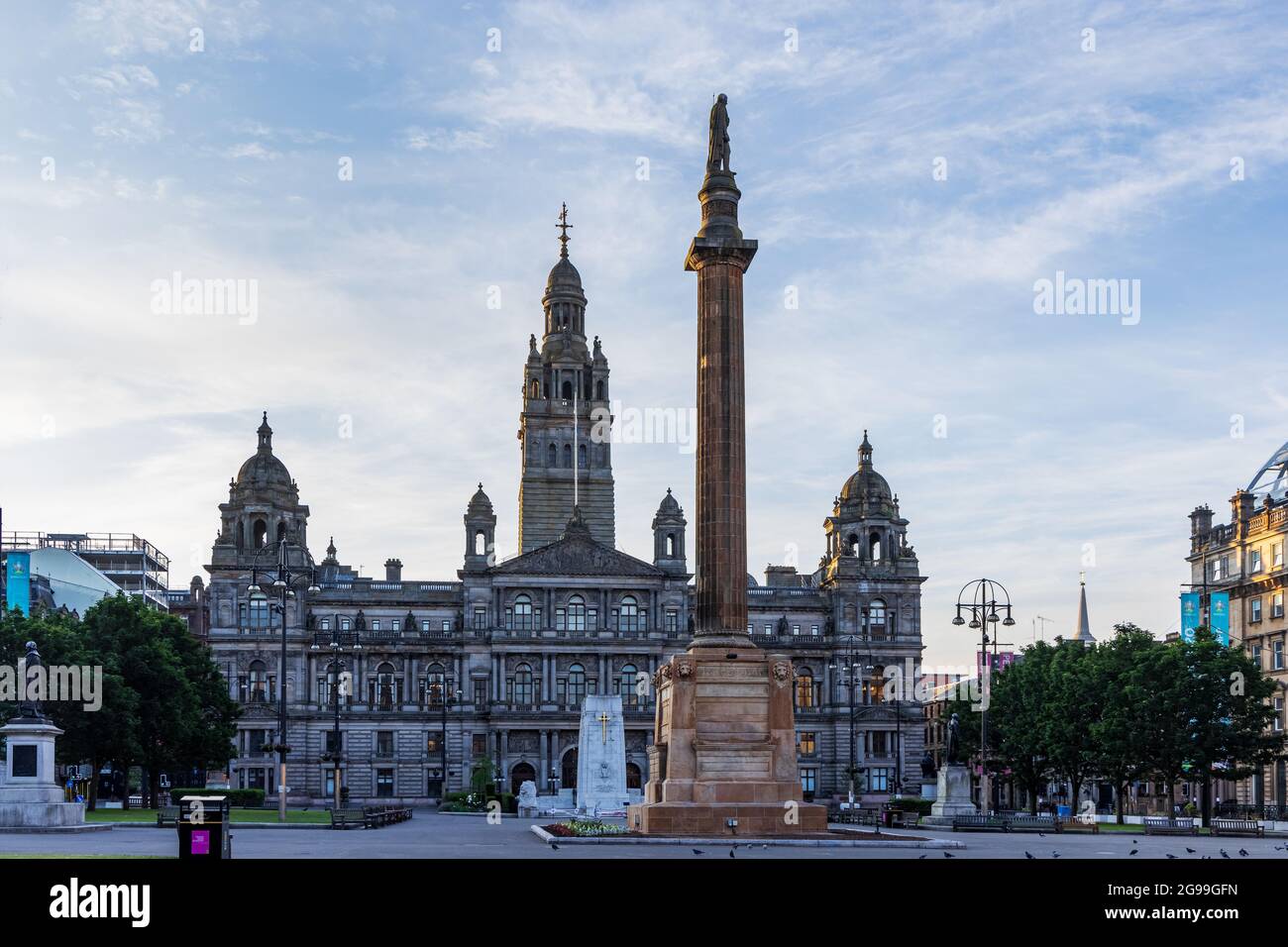 Sir Walter Scott Monument auf dem George Square mit den großartigen City Chambers im Hintergrund, Glasgow City Centre, Schottland. Stockfoto