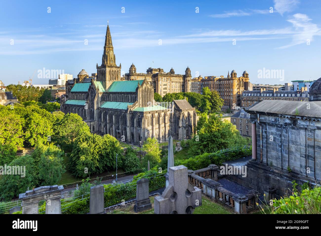 Glasgow Cathedral, die älteste Kathedrale auf dem schottischen Festland, und die Old Royal Infirmary, vom viktorianischen Friedhof Nekropolis. Stockfoto