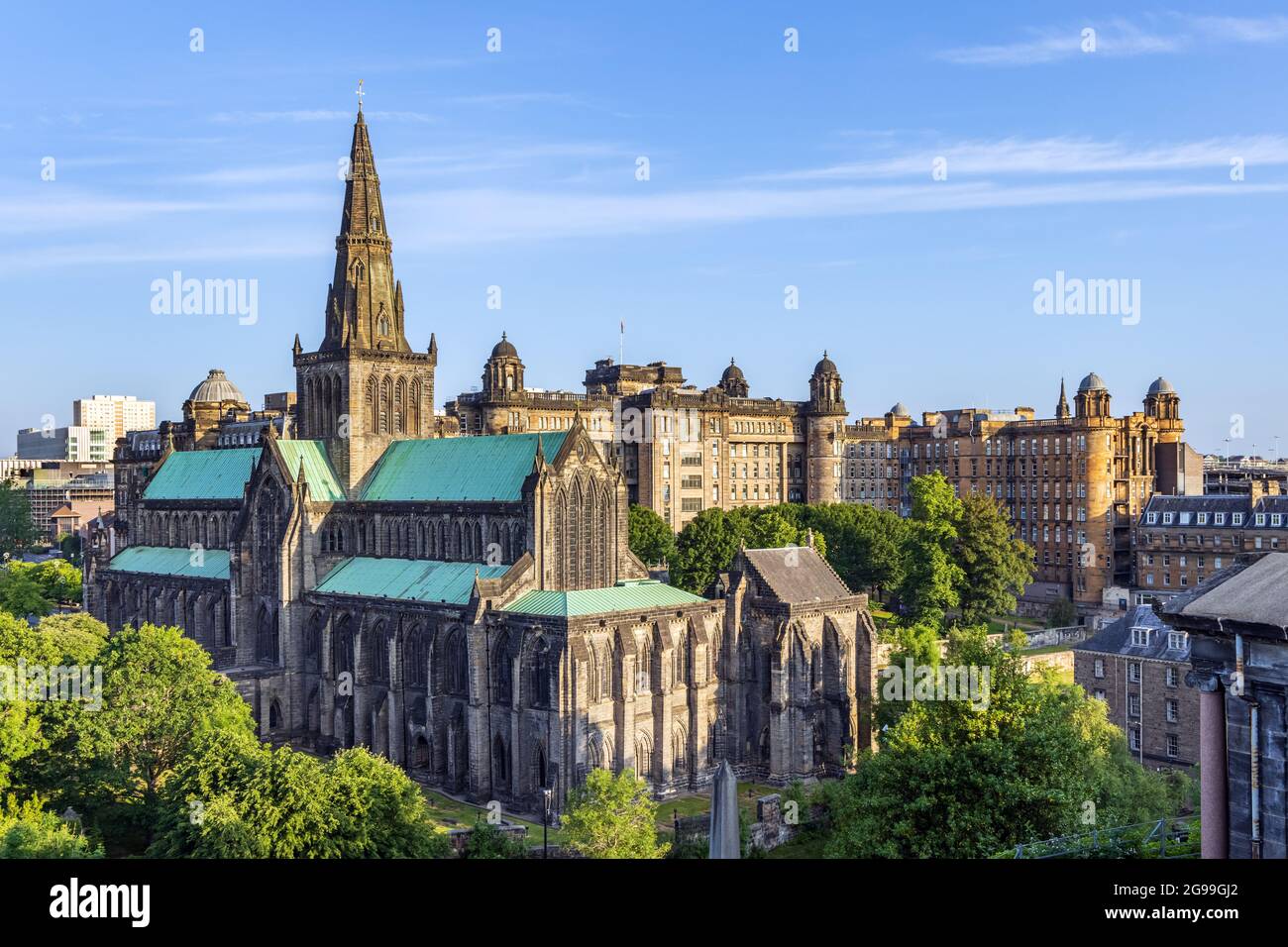 Die Glasgow Cathedral, die älteste Kathedrale auf dem schottischen Festland, und die Old Royal Infirmary, die dem viktorianischen Friedhof von Nacropolis entnommen wurde. Stockfoto