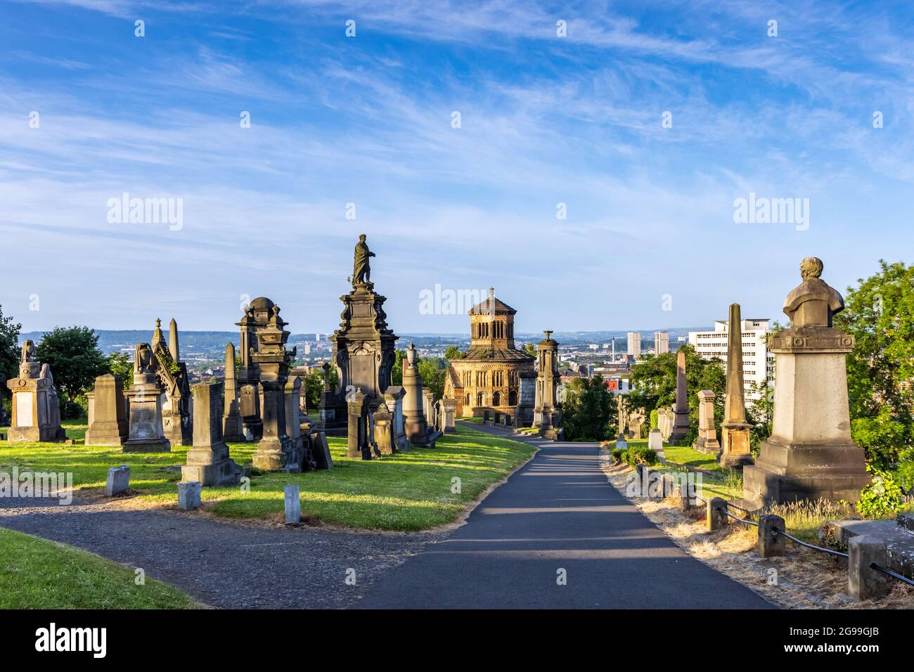 Am frühen Morgen wirft das Licht Schatten von den Denkmälern der Necropolis, einem viktorianischen Friedhof in Glasgow. Stockfoto