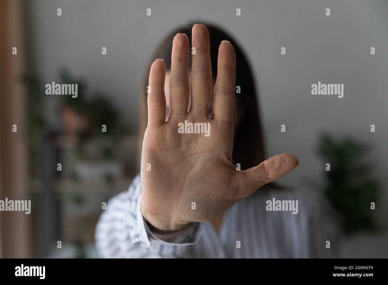 Nahaufnahme der offenen Handfläche der Frau zeigen Stop-Geste Stockfoto