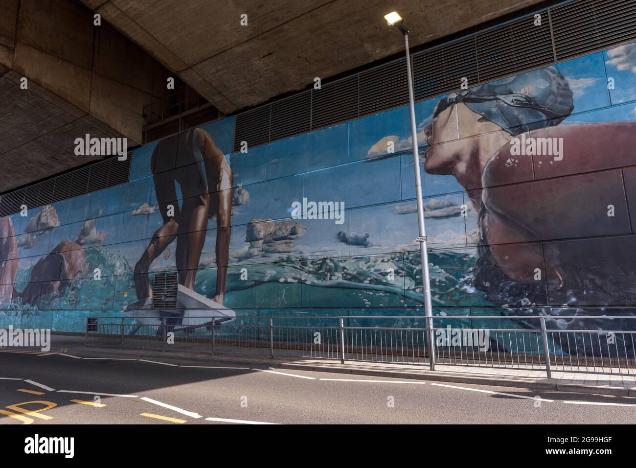 The Swimmer von smug feiert die Commonwealth Games 2014 in Glasgow. Street Art in Glasgow und eine der Wandmalereien des Wandmalpfades im Stadtzentrum. Stockfoto