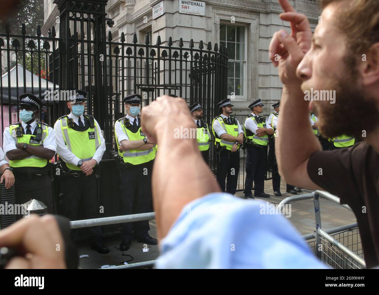 Demonstranten konfrontieren Polizeilinien vor der Downing Street während der Demonstration.Demonstranten protestieren auf dem Trafalgar Square, London, im Rahmen der weltweiten Kundgebung für Freiheit. Die Demonstranten demonstrieren gegen den Impfpass, die Covid-19-Impfung für Kinder und eine Reihe anderer Einschränkungen des Coronavirus. Stockfoto