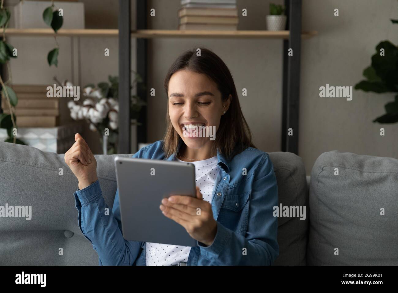 Frau hält Tablet feiern unglaubliche kommerzielle Angebot erhalten Stockfoto