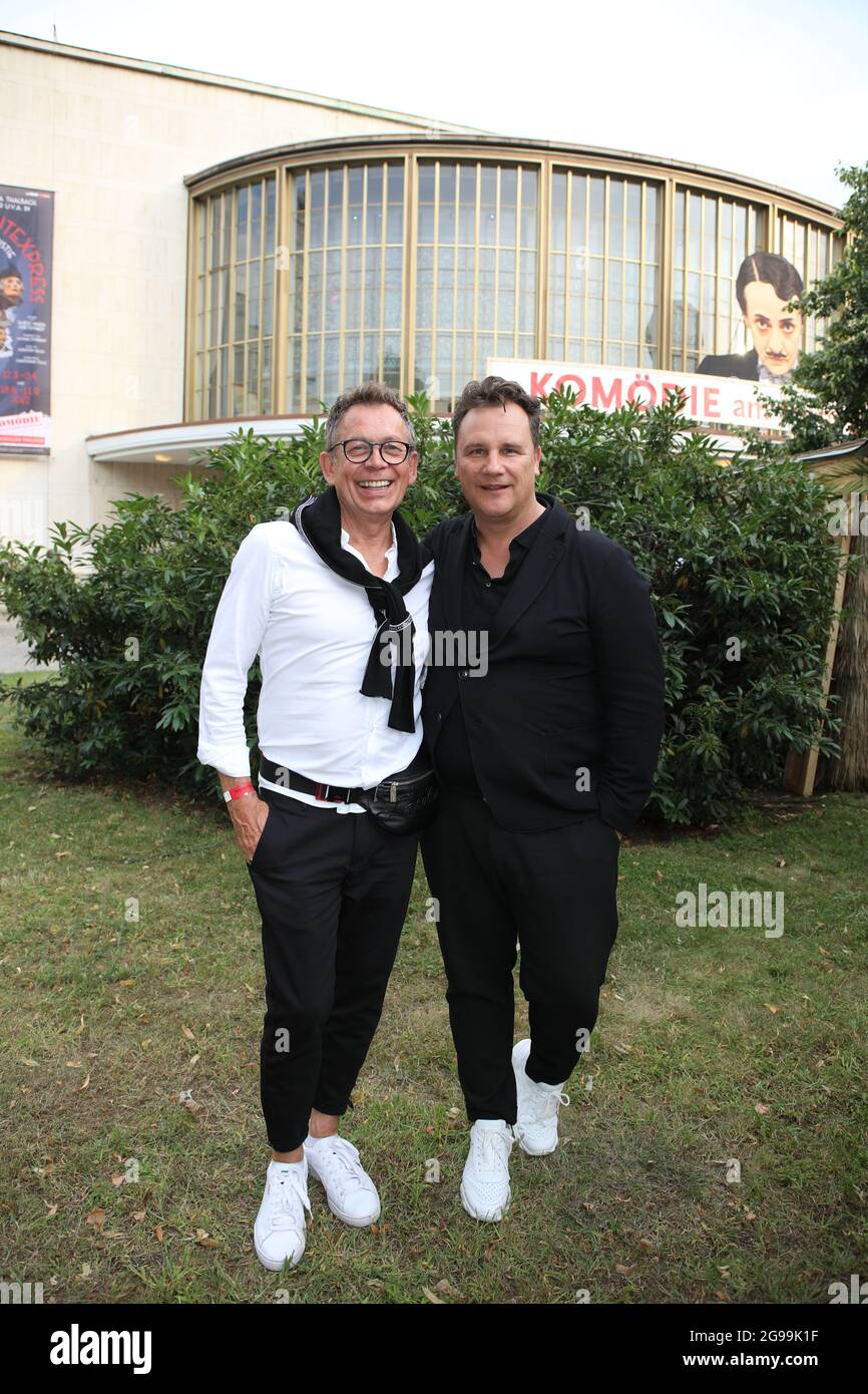 Guido Maria Kretschmer mit Ehemann Frank Mutters bei der Premiere des Theaterstücks 'Mord im Orientexpress' in der Komödie am Kurfürstendamm im Schill Stockfoto