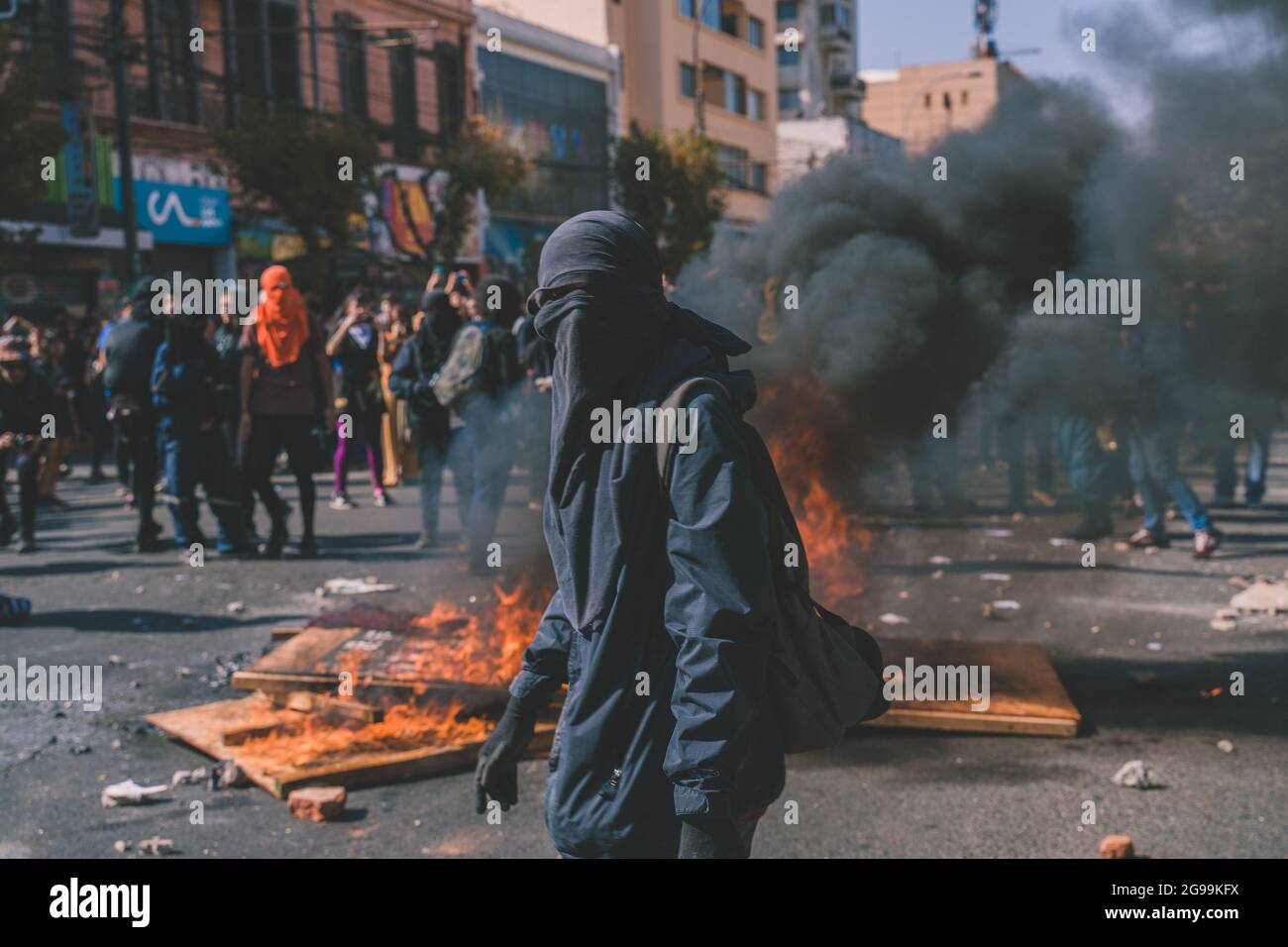 Chilenischer, schwarz gekleideter Protestteilnehmer nimmt an regierungsfeindlichen Protesten Teil Stockfoto Chilenischer, schwarz gekleideter Protestteilnehmer nimmt an regierungsfeindlichen Protesten Teil Stockfoto