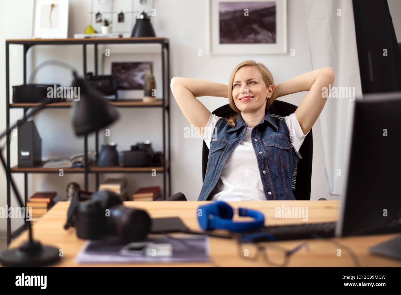 Fotografin, die sich im Büro ausruhen kann Stockfoto