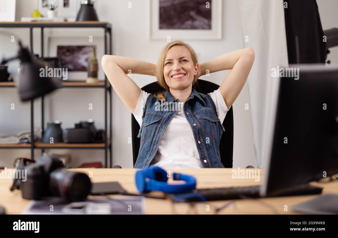 Fotograf, der sich bei der Arbeit entspannt Stockfoto