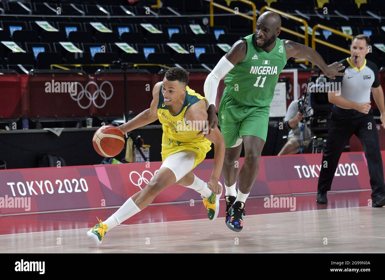 Tokio, Japan. Juli 2021. Der australische Dante Exum (L) tropft während des Basketballspiels der Männer bei den Olympischen Spielen 2020 in Tokio am Sonntag, dem 25. Juli 2021, am nigerianischen Obi Emegano vorbei. Japan. Foto von Mike Theiler/UPI Credit: UPI/Alamy Live News Stockfoto