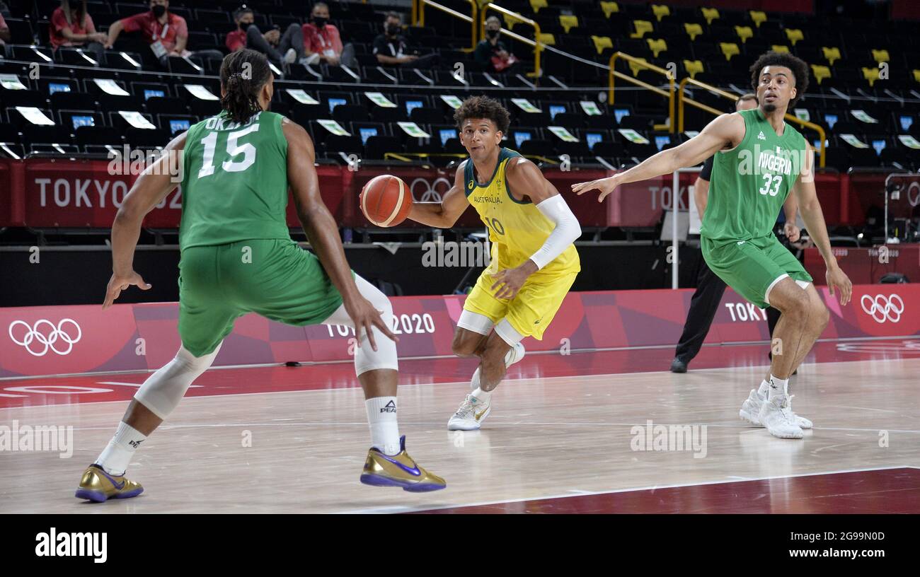 Tokio, Japan. Juli 2021. Der Australier Matisse Thybulle (C) scheint während des Basketballspiels der Männer bei den Olympischen Spielen 2020 in Tokio am Sonntag, den 25. Juli 2021, durch die Verteidiger von Nigeria, Jahlil Okafor (15) und Jordan Nwora zu dribbeln. Japan. Foto von Mike Theiler/UPI Credit: UPI/Alamy Live News Stockfoto