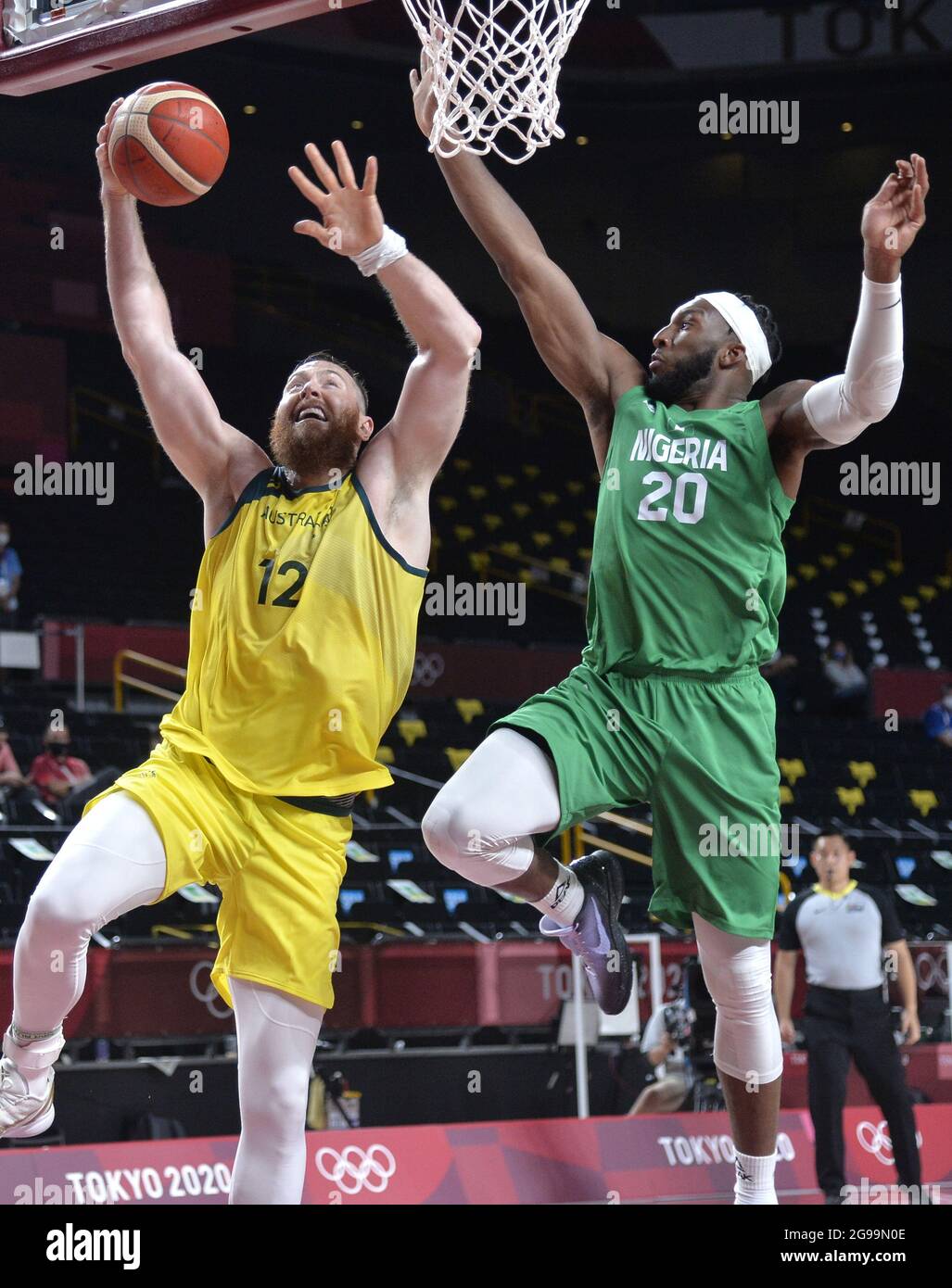 Tokio, Japan. Juli 2021. Der australische Aron Baynes (L) fährt während des Basketballspiels der Männer bei den Olympischen Spielen 2020 in Tokio am Sonntag, den 25. Juli 2021, gegen den nigerianischen Josh Okogie in den Korb. Japan. Foto von Mike Theiler/UPI Credit: UPI/Alamy Live News Stockfoto