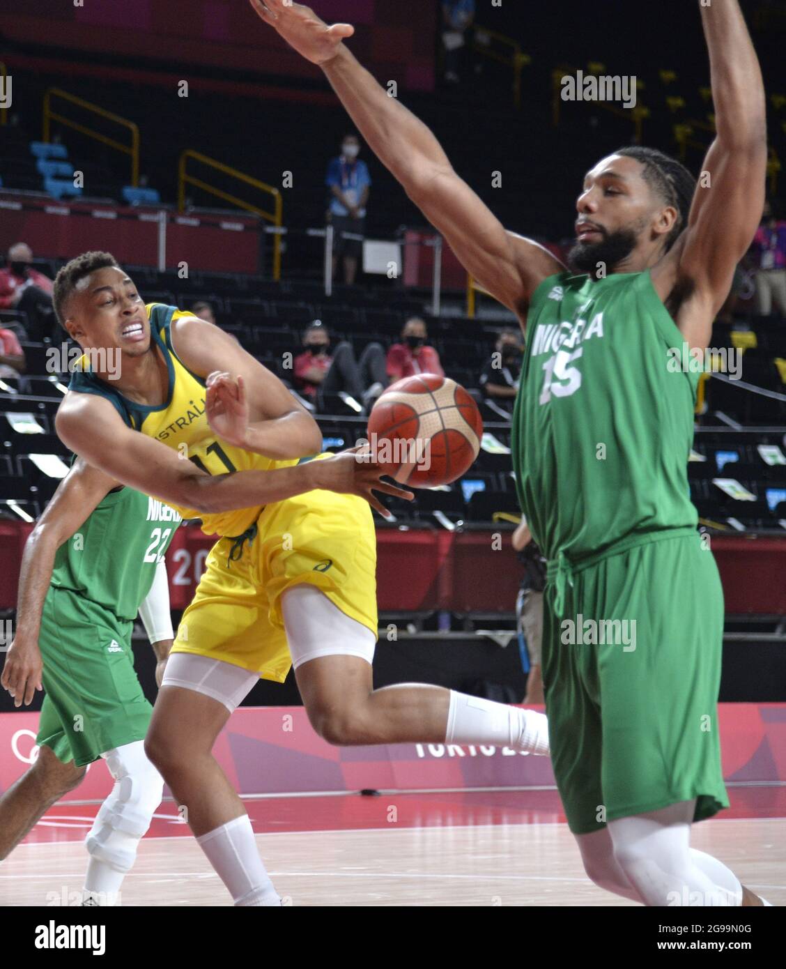 Tokio, Japan. Juli 2021. Der australische Dante Exum (L) spielt den Ball, während er vom nigerianischen Jahlil Okafor während des Basketballspiels der Männer bei den Olympischen Spielen 2020 in Tokio, Sonntag, den 25. Juli 2021, verteidigt wird. Japan. Foto von Mike Theiler/UPI Credit: UPI/Alamy Live News Stockfoto