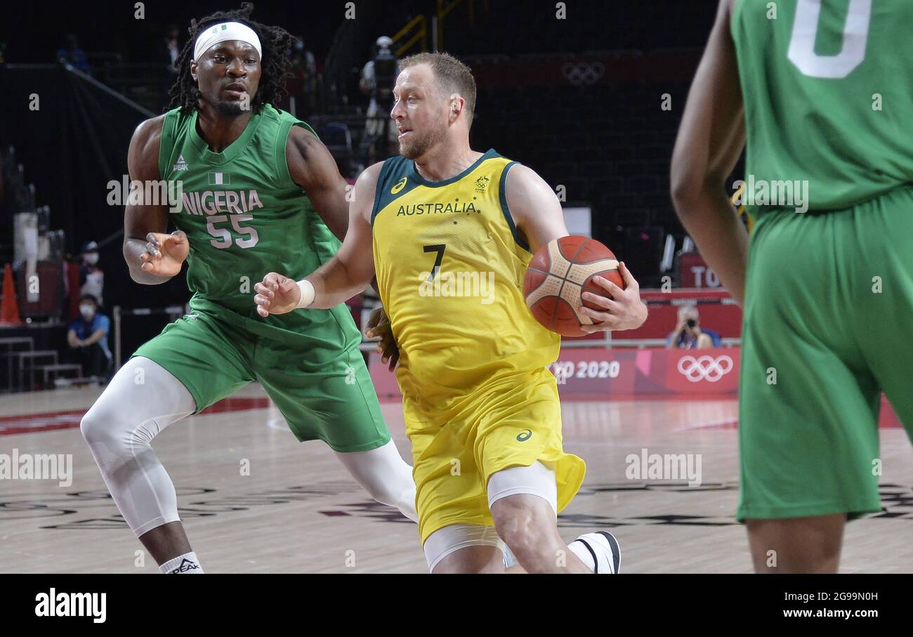 Tokio, Japan. Juli 2021. Der Australier Joe Ingles (7) fährt während des Basketballspiels der Männer bei den Olympischen Spielen 2020 in Tokio am Sonntag, dem 25. Juli 2021, an der wertvollen Achiuwa (55) in Nigeria vorbei. Japan. Foto von Mike Theiler/UPI Credit: UPI/Alamy Live News Stockfoto