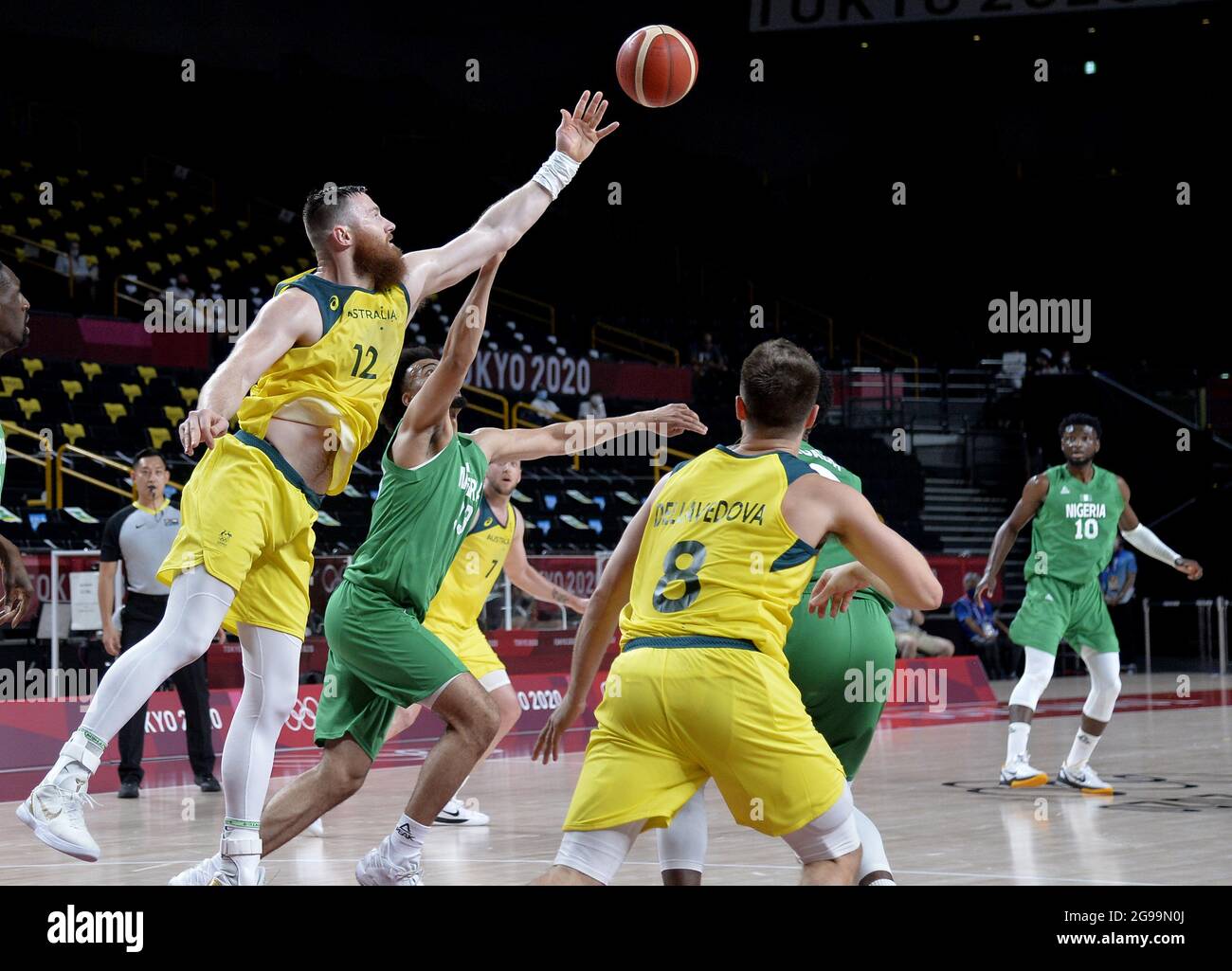 Tokio, Japan. Juli 2021. Der Australier Aron Baynes (L) greift während des Basketballspiels der Männer bei den Olympischen Spielen 2020 in Tokio am Sonntag, den 25. Juli 2021, nach einem lockeren Ball gegen den nigerianischen Jordan Nwora. Japan. Foto von Mike Theiler/UPI Credit: UPI/Alamy Live News Stockfoto