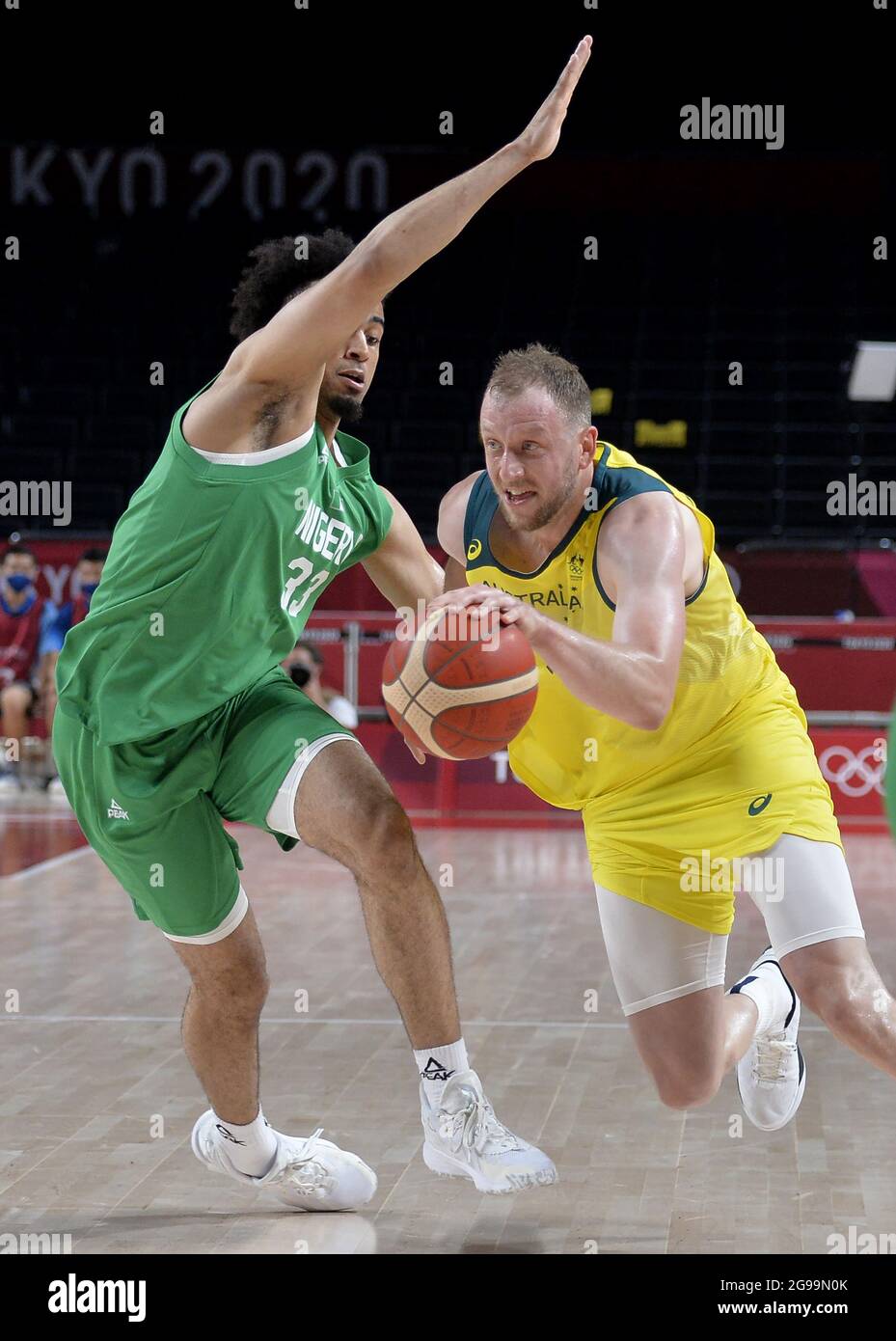 Tokio, Japan. Juli 2021. Der Australier Joe Ingles (R) dribbelt während des Basketballspiels der Männer bei den Olympischen Spielen 2020 in Tokio am Sonntag, dem 25. Juli 2021, am nigerianischen Jordan Nwora vorbei. Japan. Foto von Mike Theiler/UPI Credit: UPI/Alamy Live News Stockfoto