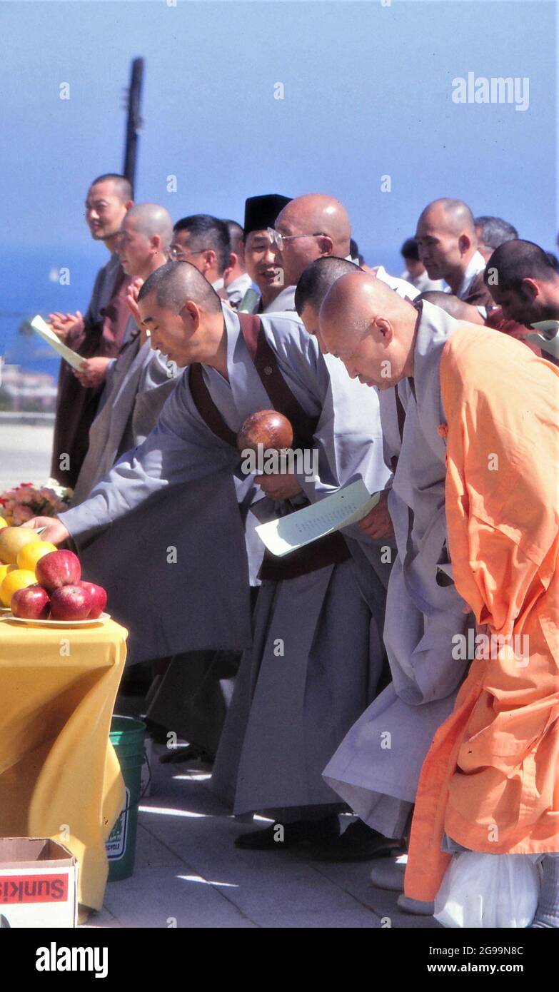 LOS ANGELS, VEREINIGTE STAATEN - 04. Jun 2021: Die Gemeinde verneigt sich während einer buddhistischen Zeremonie in Kalifornien Stockfoto