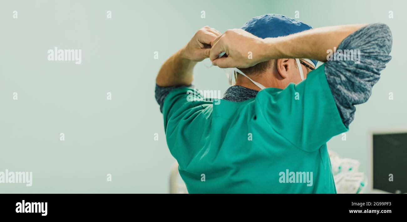 Männlicher Arzt Operationspatient im Operationssaal im Privatkrankenhaus - Fokus auf Kopf Stockfoto