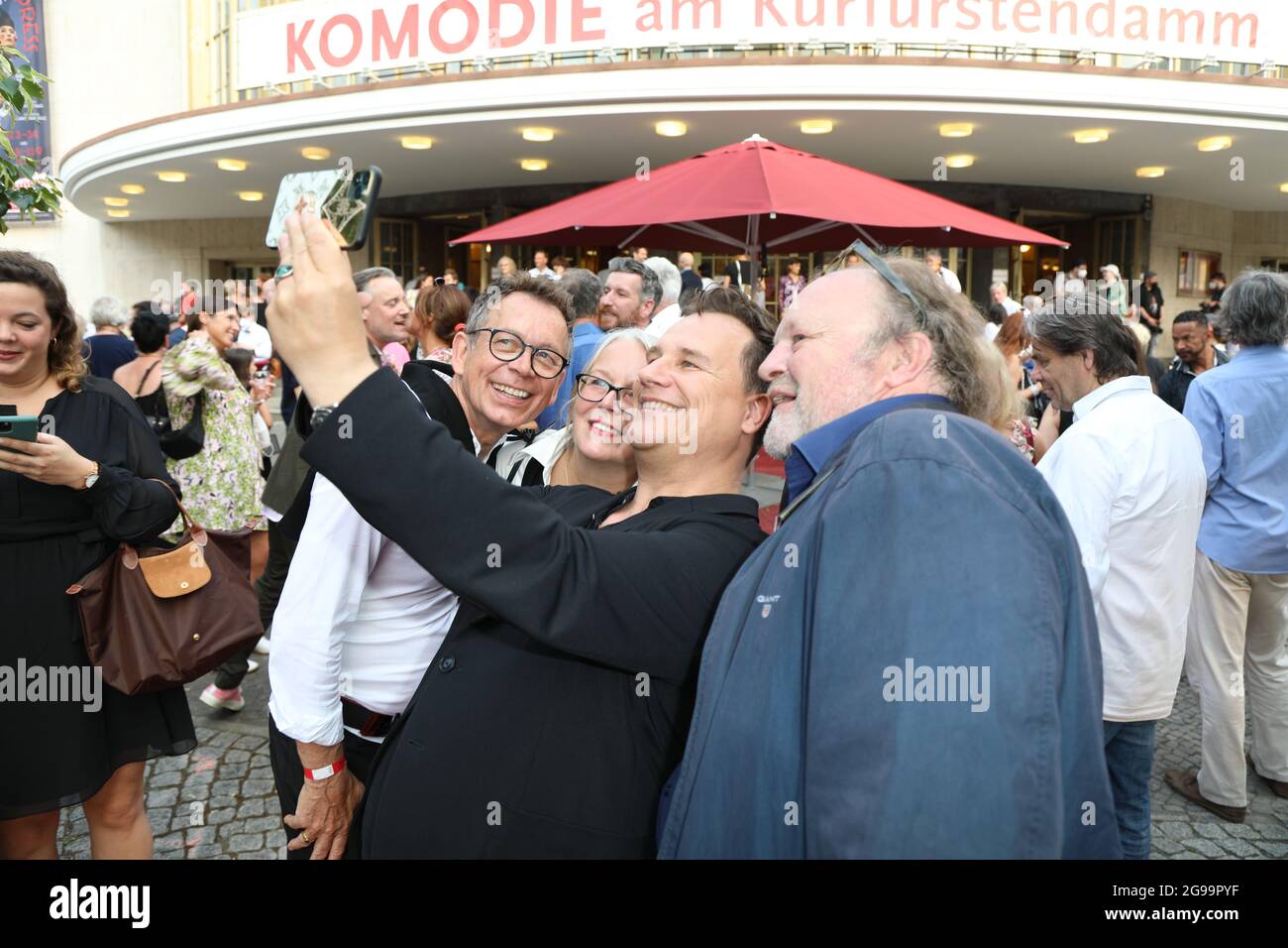 Frank Mutters, Manuela Stehr, Guido Maria Kretschmer und Stefan Arndt bei der Premiere des Theaterstücks 'Mord im Orientexpress' in der Komödie am Kurs Stockfoto