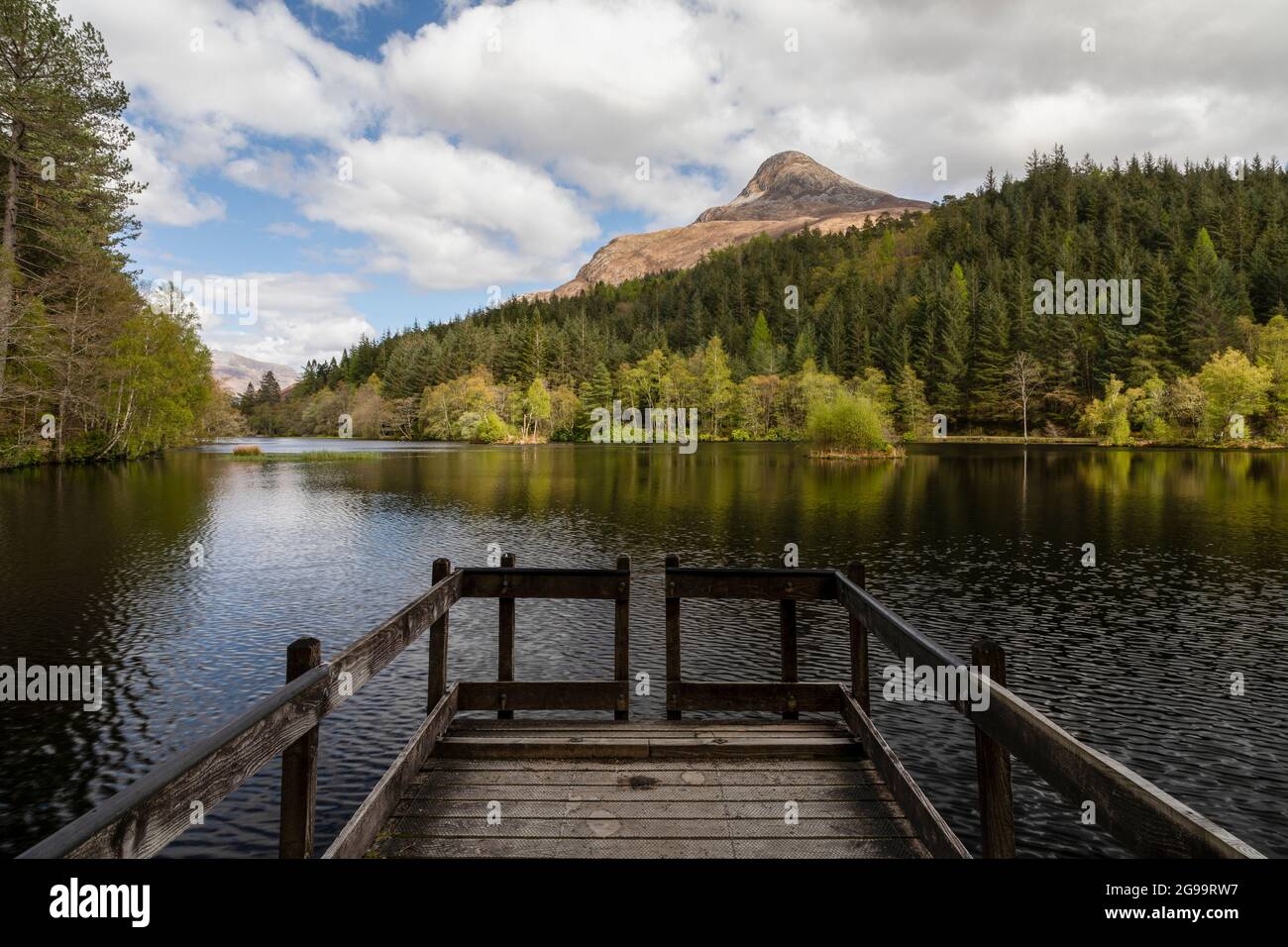Steg auf glencoe lochan und der Pap von glencoe Stockfoto