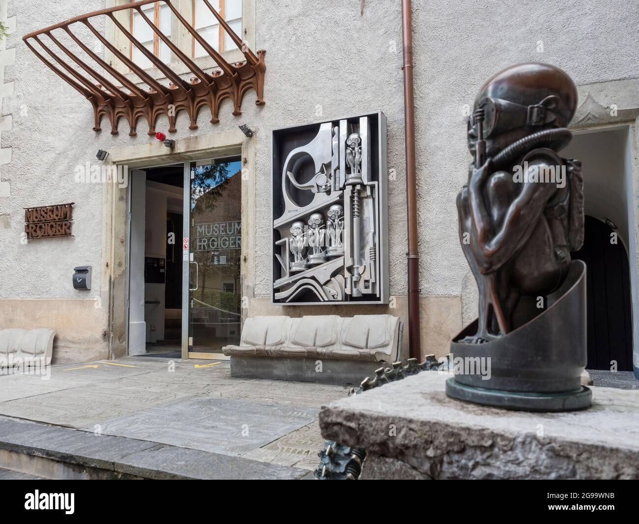 Skulptur von 'Birth Machine Baby' vor dem Eingang zum H. R. Giger Museum in Gruyere, Schweiz Stockfoto
