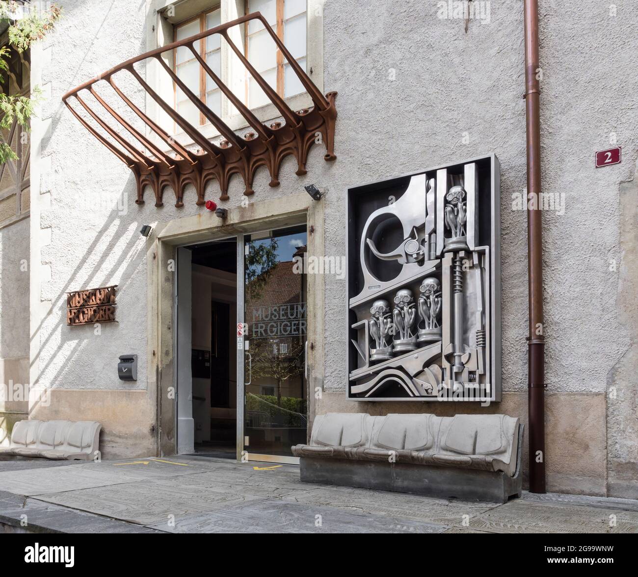Eintritt in das H. R. Giger Museum im mittelalterlichen Schloss des Dorfes Gruyere, Schweiz. Stockfoto