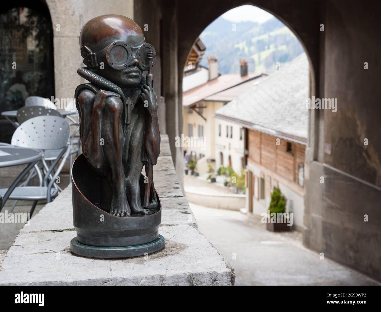 Skulptur von 'Birth Machine Baby' vor dem Eingang zum H. R. Giger Museum in Gruyere, Schweiz Stockfoto