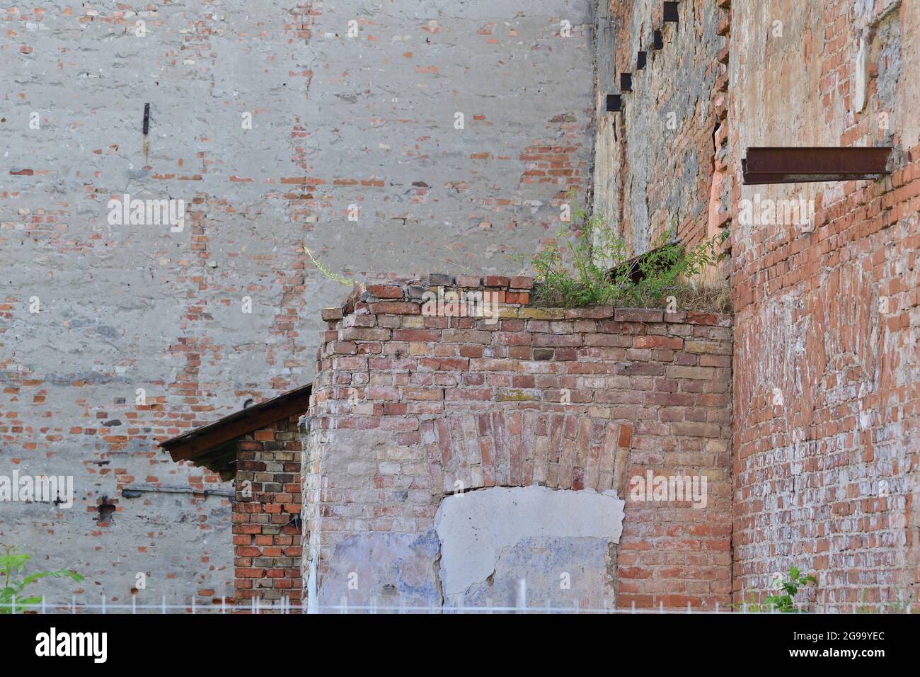 Das alte, vernachlässigte Gebäude verfällt in der Stadt. Sommer. Stockfoto