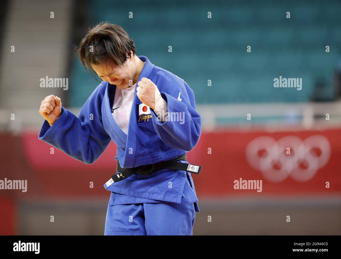 Tokio, Japan. 25. Juli 2021.Uta Abe aus Japan reagiert nach dem Gewinn des 52-Kilogramm-Judo-Finales der Frauen gegen Amandine Buchard aus Frankreich bei den Olympischen Spielen in Tokio am Nippon Budokan in Tokio am 25. Juli 2021.(Kyodo)(AUSWAHL) ==Kyodo (Kyodo) ==Kyodo Foto via Credit: Newscom/Alamy Live News Stockfoto