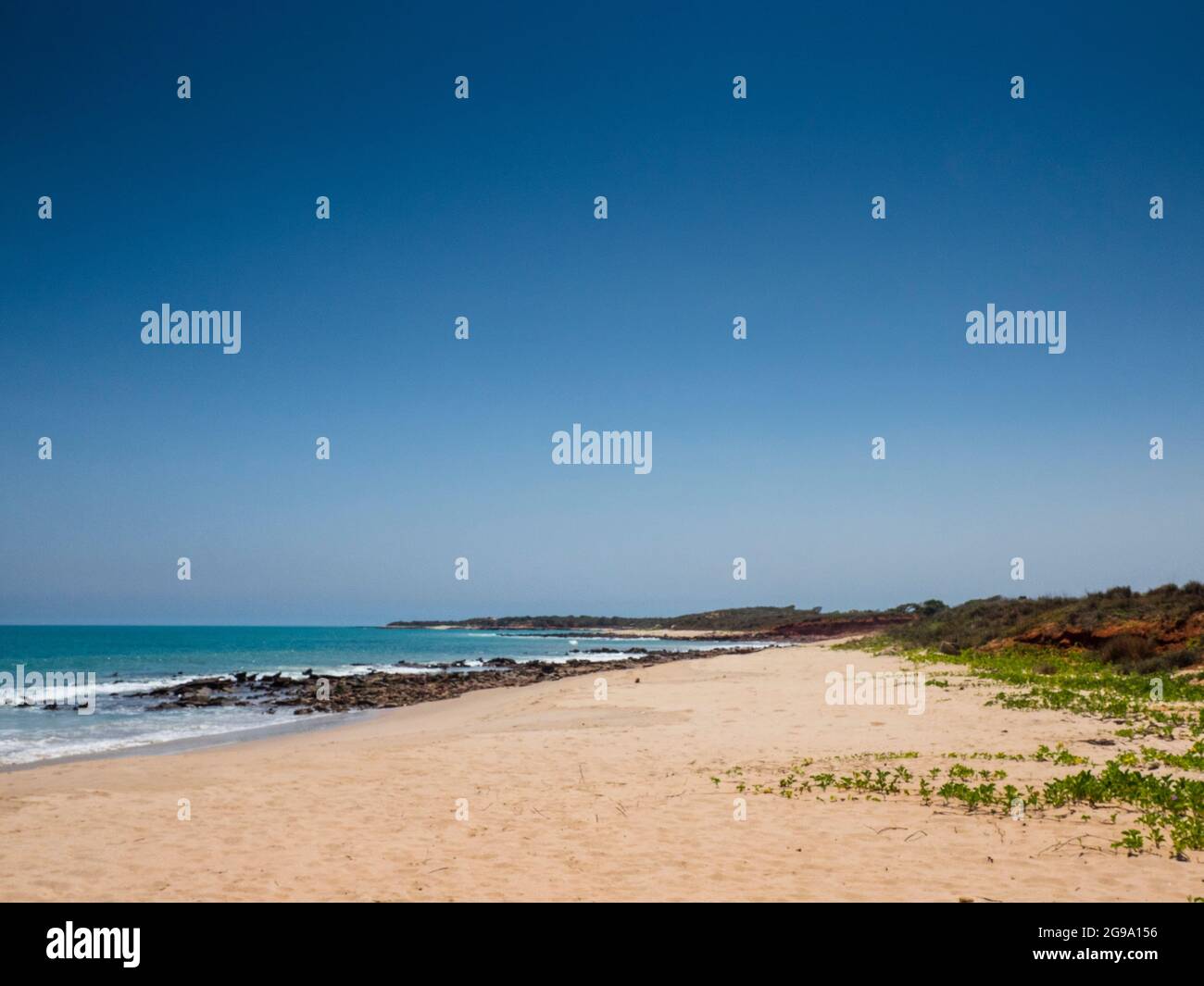 Einsamer Strand im Indischen Ozean in der Nähe von James Price Point (Walmadan), Kimberley, Westaustralien Stockfoto