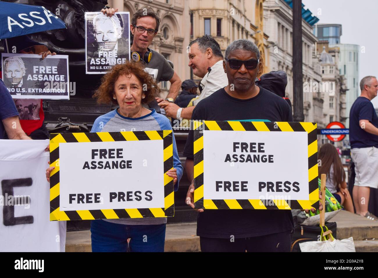 London, Großbritannien. Juli 2021. Demonstranten versammelten sich am Piccadilly Circus und forderten die Freilassung des WikiLeaks-Gründers Julian Assange. Stockfoto