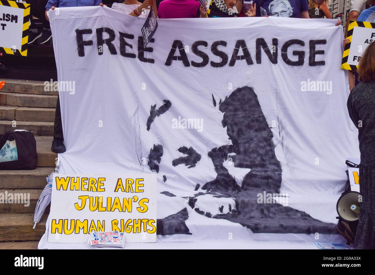 London, Großbritannien. Juli 2021. Demonstranten versammelten sich am Piccadilly Circus und forderten die Freilassung des WikiLeaks-Gründers Julian Assange. Stockfoto