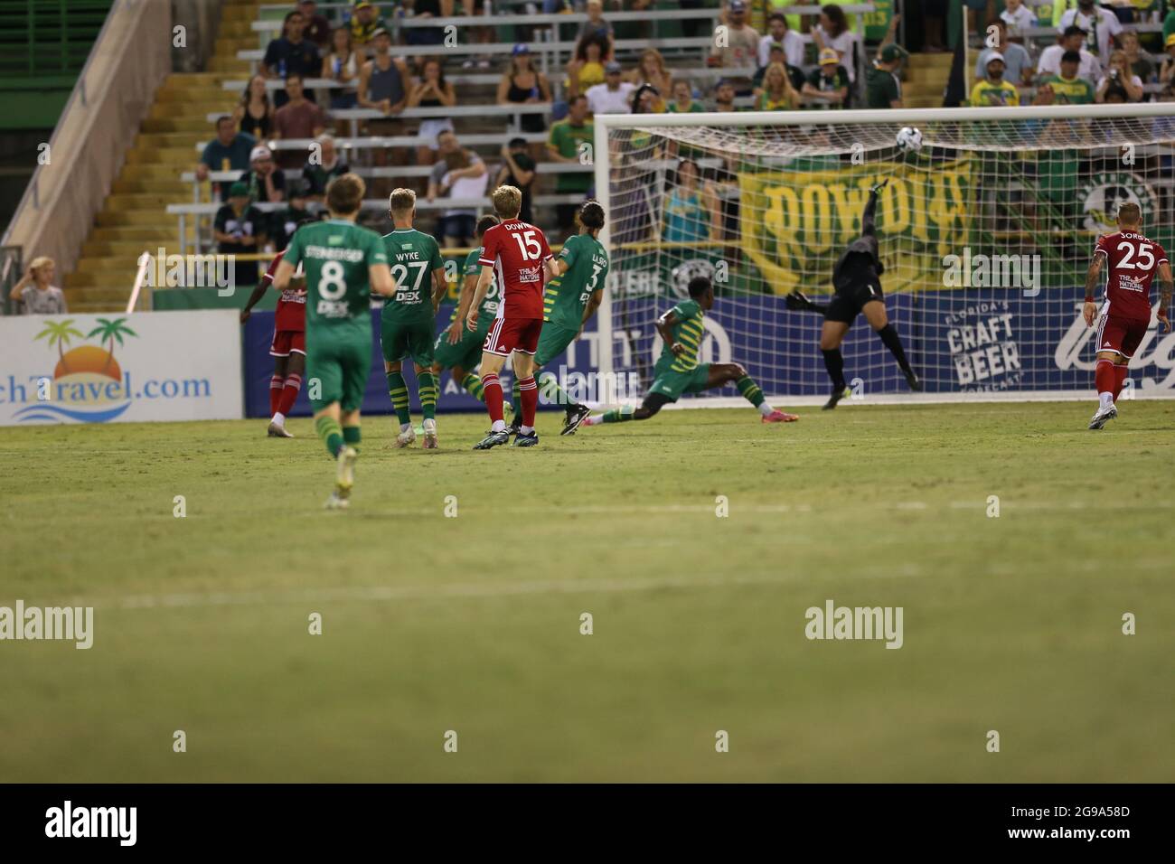 St. Petersburg, FL USA; Loudoun United FC Mittelfeldspieler Michael Downs (15) schießt und punktet auf Tampa Bay Rowdies-Torwart Evan Lauro (1) während eines USL Stockfoto
