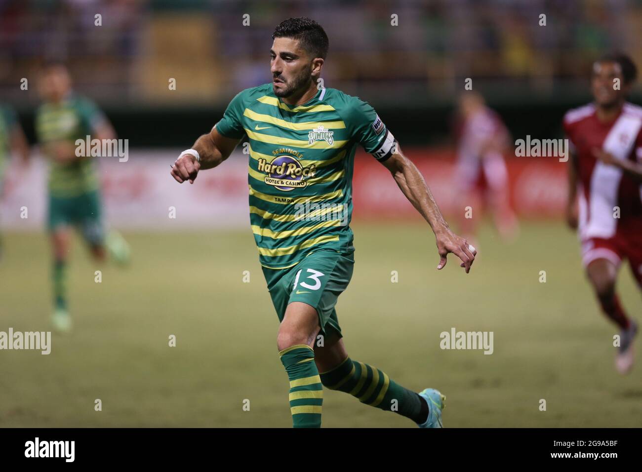 St. Petersburg, FL, USA; Tampa Bay Rowdies-Stürmer Sebastián Guenzatti (13) schießt und punktet bei einer Abspaltung während eines USL-Fußballspiels gegen den Lärm Stockfoto