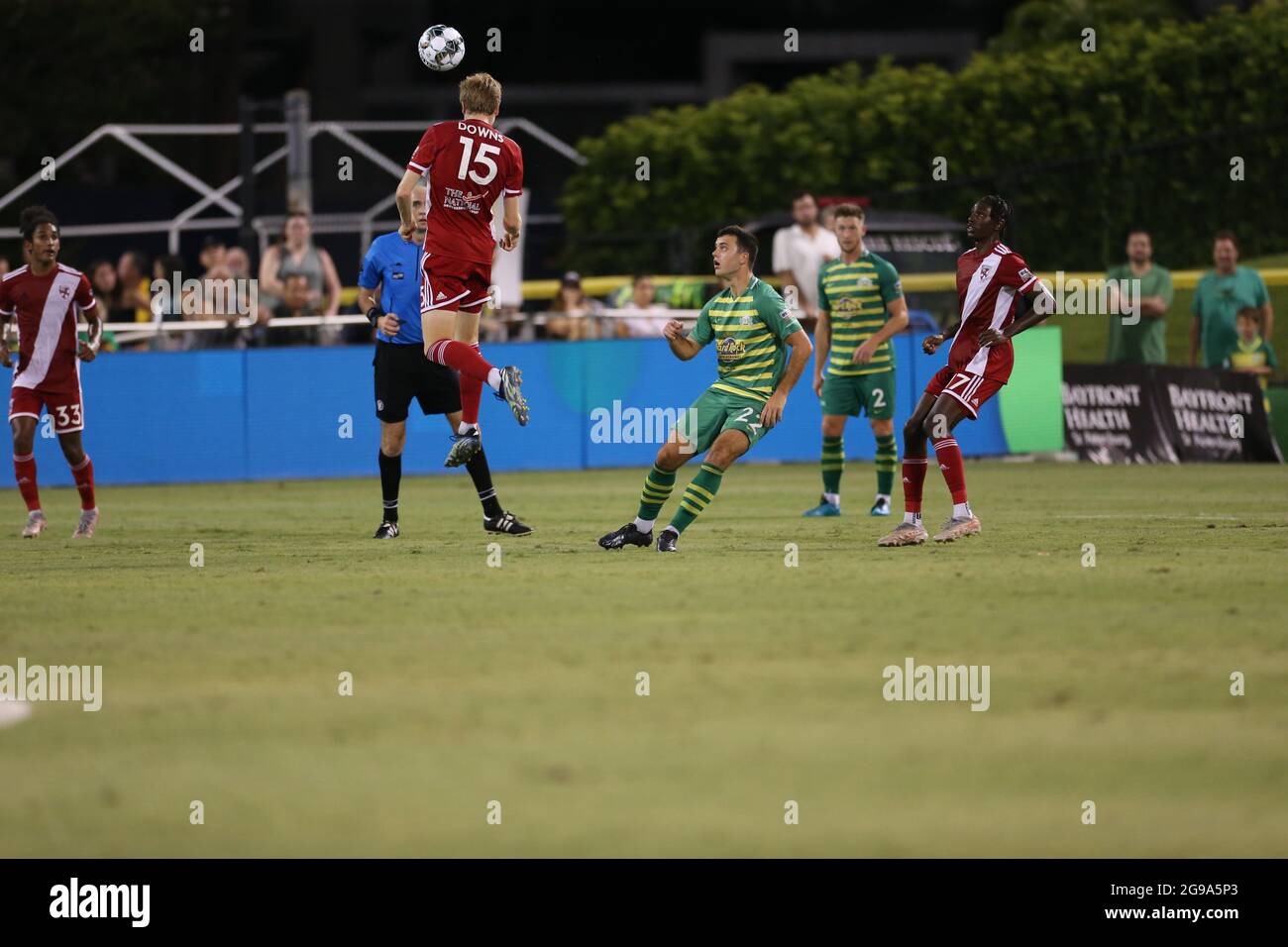 St. Petersburg, FL USA; Loudoun United FC Mittelfeldspieler Michael Downs (15) führt den Ball während eines USL-Fußballspiels gegen die Tampa Bay Rowdies, Saturd Stockfoto