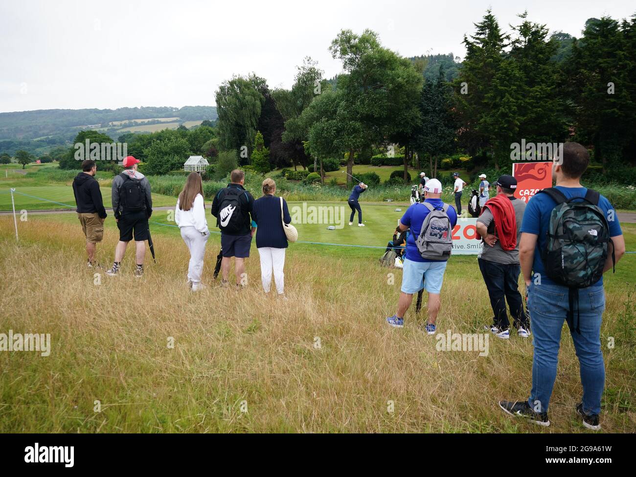 Eine allgemeine Ansicht der Fans, die am vierten Tag des Cazoo Wales Open im Celtic Manor Resort in Newport, Wales, das 5. Loch beobachten. Bilddatum: Sonntag, 25. Juli 2021. Stockfoto