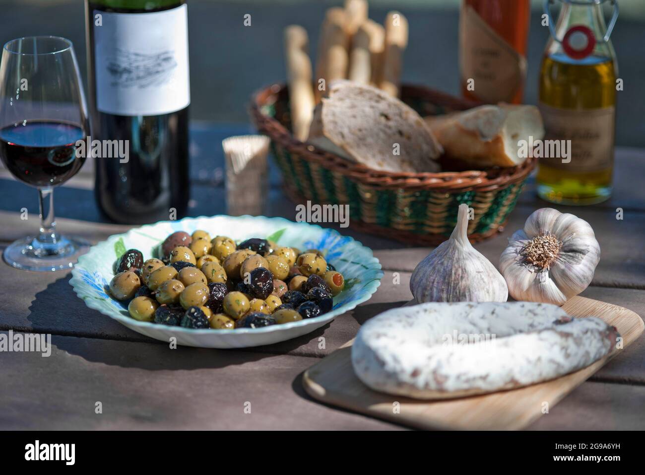 Picknick mit traditionellen französischen Zutaten Stockfoto