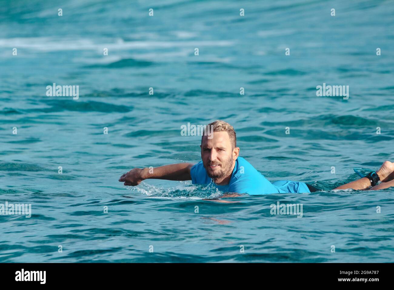 Surfer im Indischen Ozean, Malediven Stockfoto