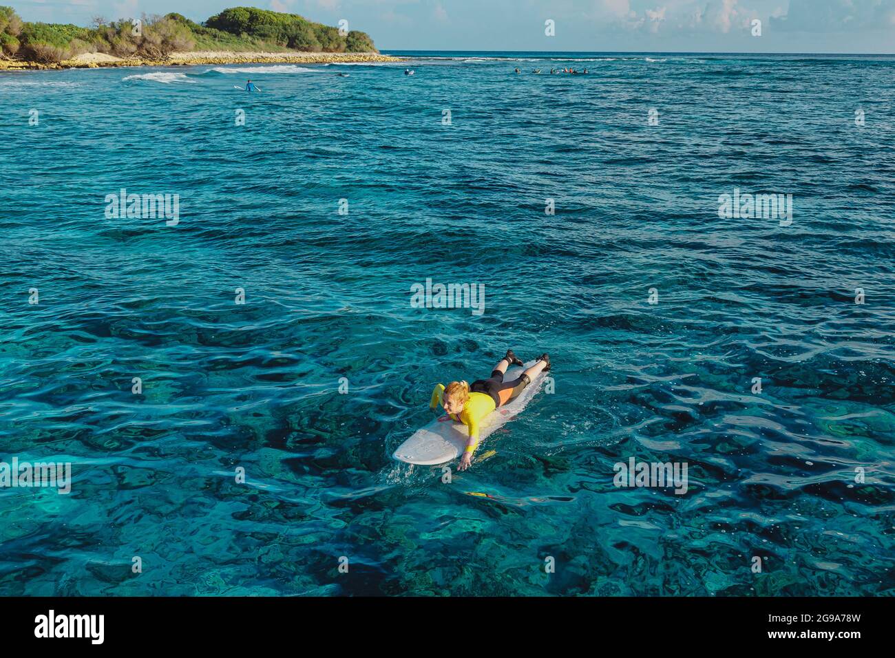 Surfer im Indischen Ozean, Malediven Stockfoto