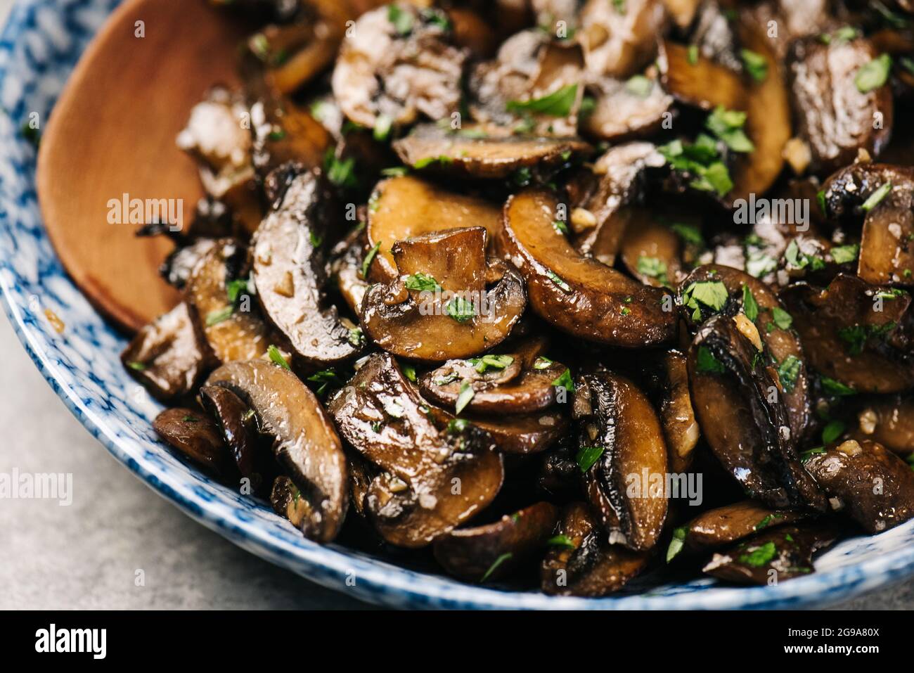 Nahaufnahme von köstlichen Cremini-Pilzen sautÃ© Stockfoto