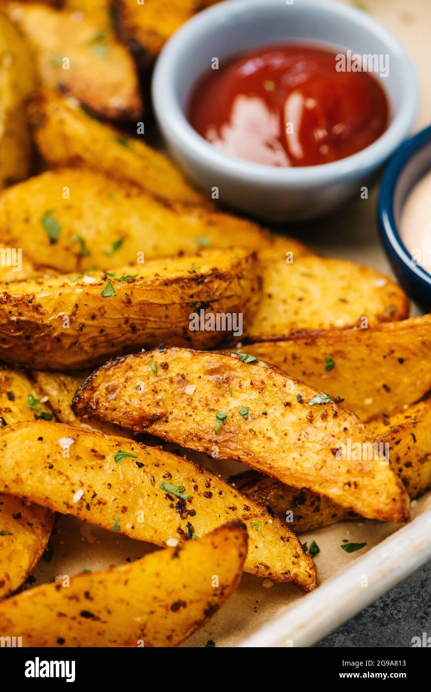 Nahaufnahme von würzigen Kartoffelkeilen Stockfoto
