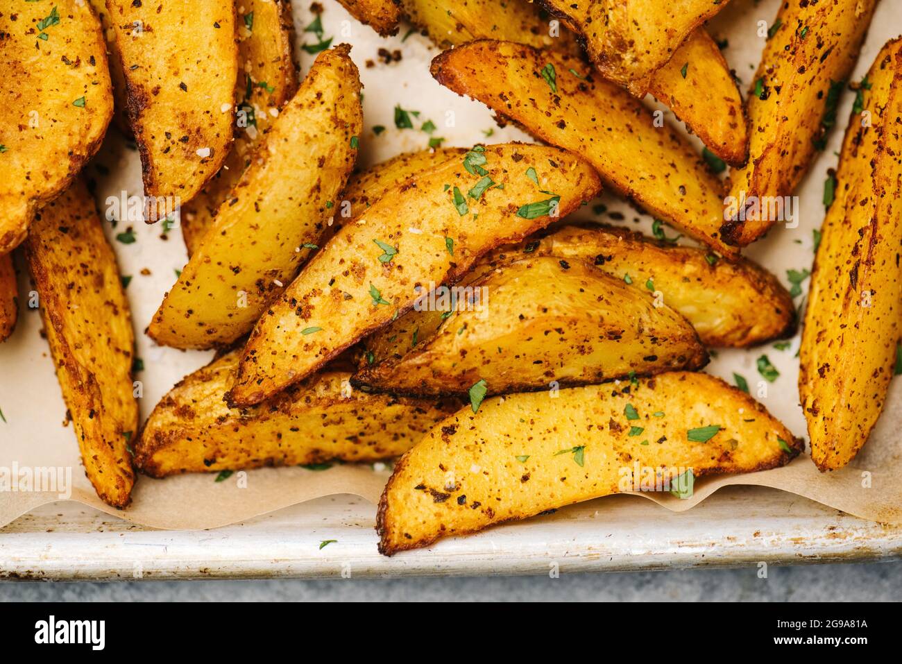 Foto von würzigen Kartoffelkeilen über dem Kopf Stockfoto