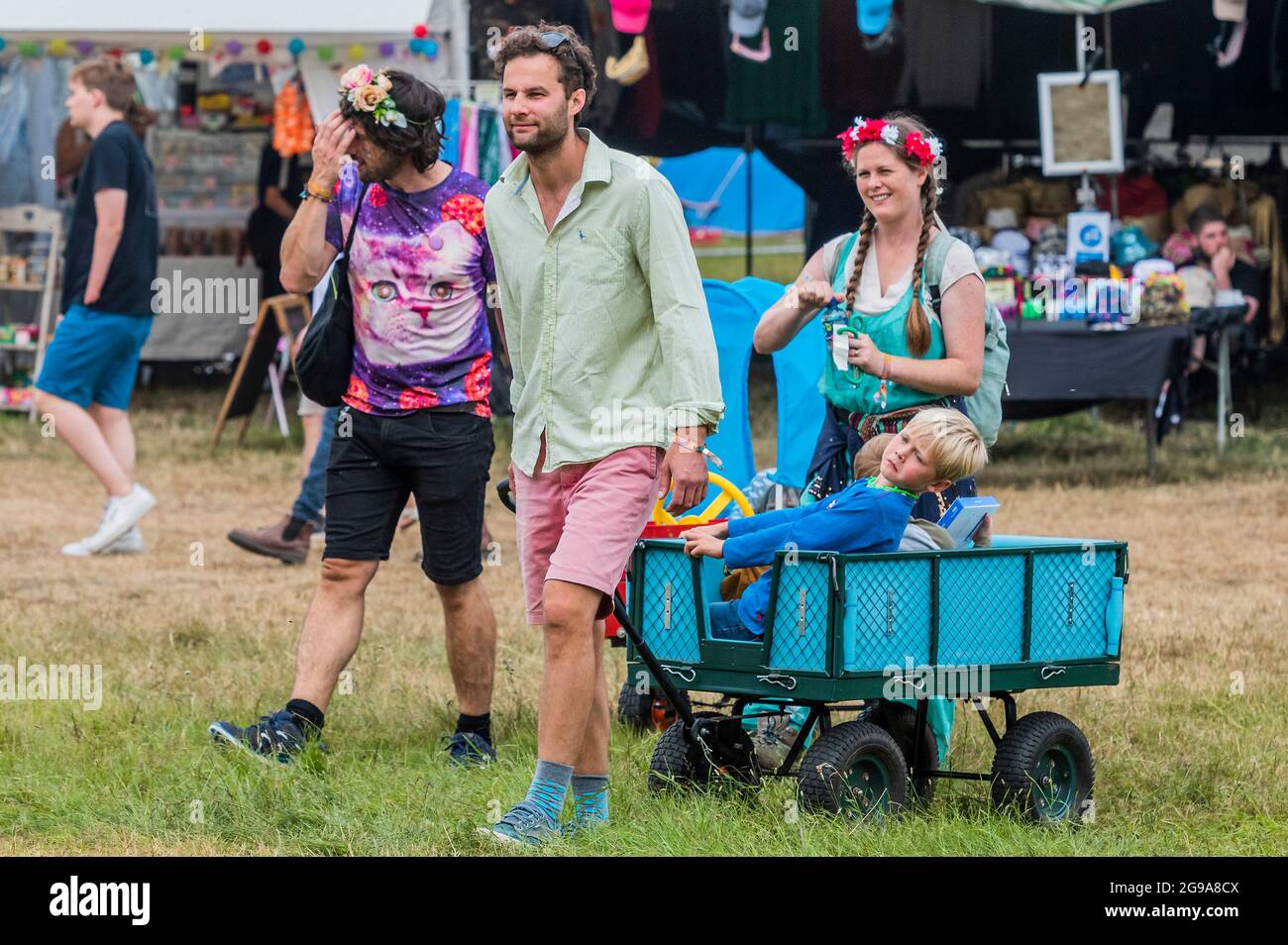 Henham Park, Suffolk, Großbritannien. Juli 2021. Auf dem Weg zum Impfbus - dem Latitude Festival 2021, Henham Park. Suffolk, kehrt als covid Testereignis nach einem Jahr aus wegen der Pandemie zurück. Kredit: Guy Bell/Alamy Live Nachrichten Stockfoto