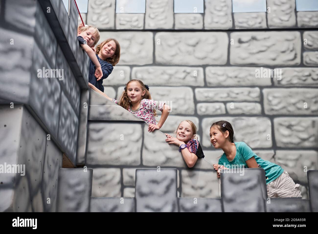 Kinder spielen auf dem Schlossspielplatz in London Stockfoto
