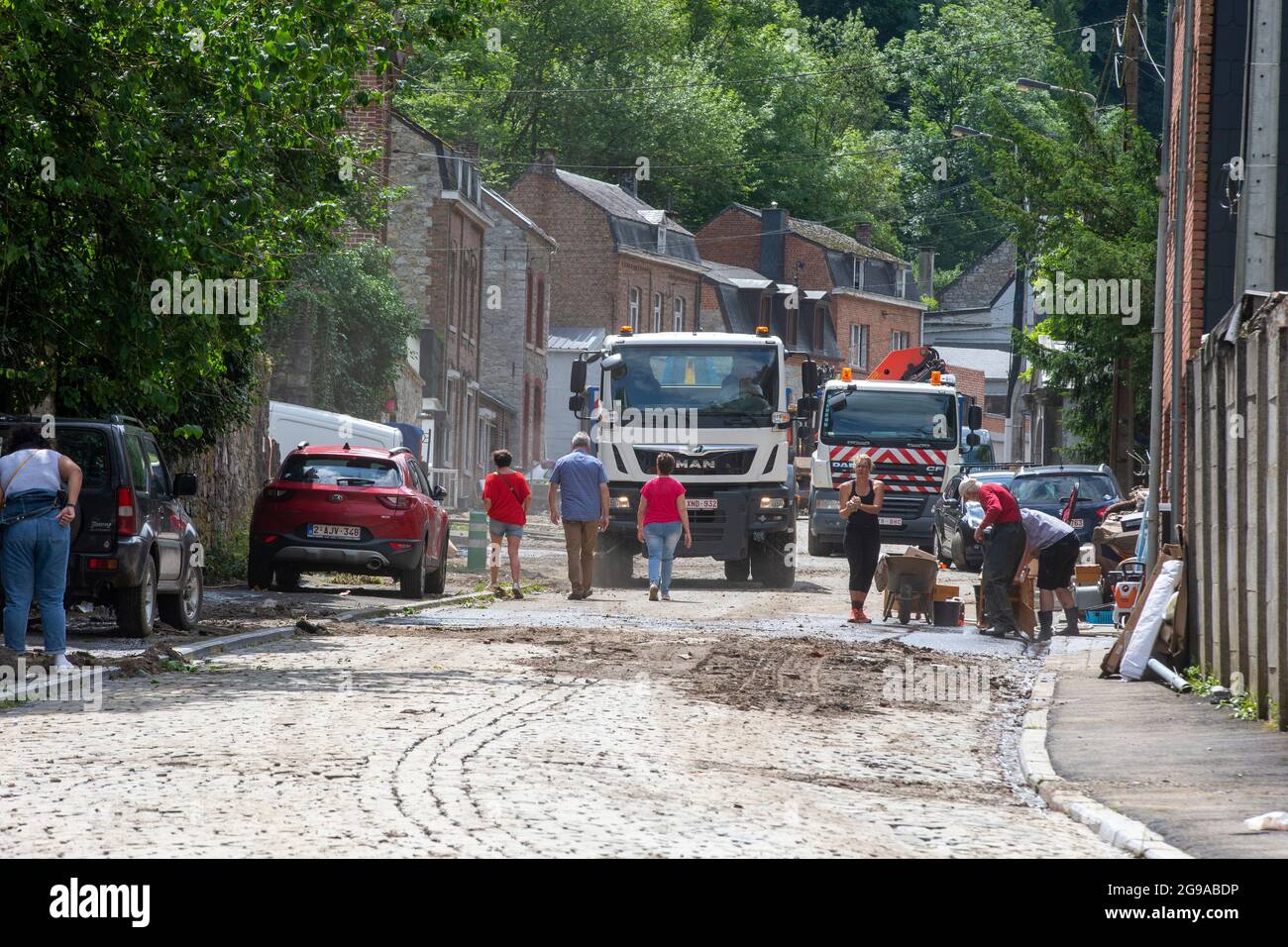 Die Abbildung zeigt die von Schlamm überfluteten Straßen in Bouvignes-sur-Meuse in der Nähe von Dinant am Sonntag, dem 25. Juli 2021. Die Region hatte starke Niederschläge am Samstag, mit las Stockfoto